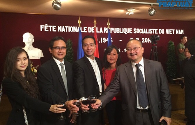 NTK Đỗ Trịnh Hoài Nam và học trò mừng Quốc khánh tại Pháp